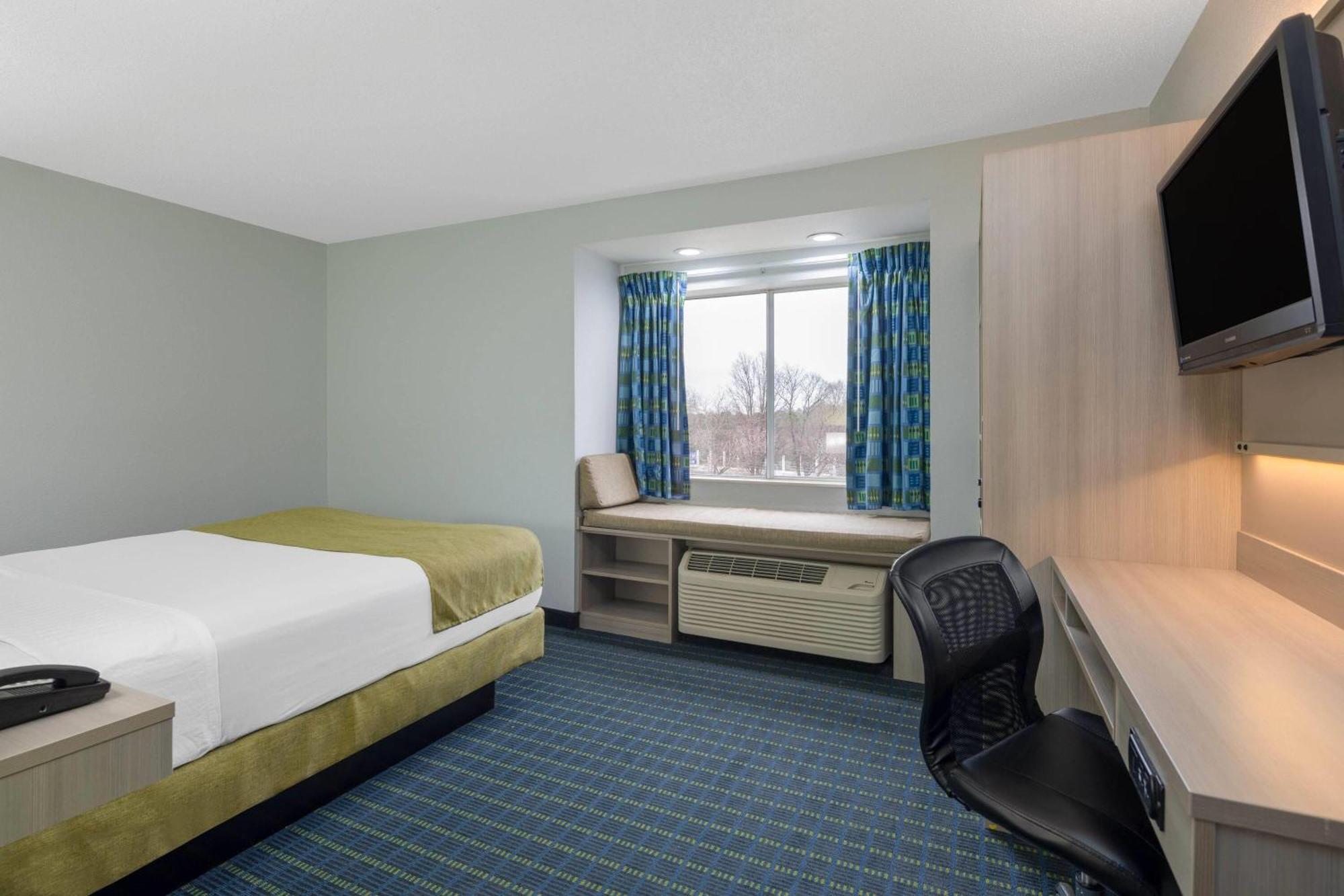 Microtel Inn By Wyndham Lake Norman Корнеліус Екстер'єр фото